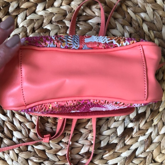 VERA BRADLEY CROSSBODY. - Picture 6 of 8